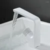Robinets de lavabo de salle de bain Beccola en laiton bouton-poussoir robinet noir mélangeur chromé de lavage de lavage de lavage et froid