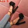 Scarpe da passeggio 2024 Brand Design Pompe Donne Platform Office Ladies Cuci di lusso Fasele Fashion Elegant Woman