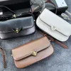 Butiker export designer crossbody väskor ny familj liten fyrkantig väska kvinnor crossbody single axel olje läder triangel etikett batch plast tätning