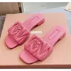 2024 miui femmes pantoufles de créateur sandale sandal fashion tobogine de mode pour femme pantoufle en cuir plat sandale sandale chaussures plage mobile houstilles de curseurs de fond jaunes dhgate