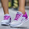 Scarpe casual sneaker traspiranti per donne 2024 Fashion Colore Solido in tessuto a maglie morbida allacciata femmina Calzature femminili