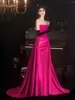 Sukienki z pasa startowego Rose Celebrity Bezpośrednia czarne długie rękawiczki Ruched satynowe 2024 Bride Toasting ubranie