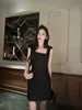 Grundläggande avslappnade klänningar Designer Brand Bow Tie Suspender Black Dress Trend 2023 Vår/sommar ärmlös Fransk midja Cinching Goddess Temperament Small Vyz5