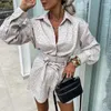 Kvinnors spårningsdräkter vår sommar satin leopard tryck 2 bit set casual lapel långärmad skjorta knapp shorts outfit office mode spets upp