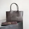 Лучший дизайнер Andiamo Bag Arco Woven Tote Tote Bag Women Fashion Fashion Mast-West Bag Сумка роскошная сумочка топ-качество мешок для плеча Interccio Woven Bag