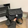 Butiker exportdesigner crossbody väskor 2024 Nya väska män och kvinnors telefon mode fritid i en noll plånbok axel crossbody