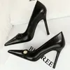 Платье обуви Bigtre Retro Women Pumps Жемчужные цвета, соответствующие высоким каблукам.