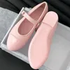 2024 Chaussures de créateurs Chaussures simples coupées peu profondes pour femmes avec une boîte de bille de qualité en cuir véritable à fond plat à fond avec un bout à bout de bouton pour cadeau