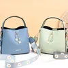 Axelväskor högkvalitativ trendig all-match kvinnlig handväska 2024 Autumn Style Wide Strap One Messenger Bucket Bag