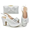 Klänningskor Fashion Svart och väskor set dekorerade med Rhinestone Wedding Bride Wide Heels Women Shoe Bag For Party