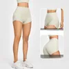 Peach -skinkor som lyfter Sports kvinnors veckade snäva shorts, snabb torkning av kondition, tre delar yogakort