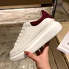 Designer Alexandrries Chaussures extérieures Chaussures femme en cuir McQuensies Lace Up Men Fashion Plateforme surdimensionnée Sneakers surdimensionnés blanc noir Velvet en daim