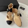 Les nouveaux talons d'été grossiers du créateur pour les femmes sandales arc camélia de style célébrité décorée talon hauteur 7,5 cm avec boîte à chaussures
