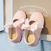 Baby Leather Girls Princess Shoes Bow Pearl Baby Kids Chaussures en cuir noir blanc bébé enfant en bascule