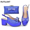 Scarpe eleganti in modo blu e borse set decorate con spicchi di strass per donne abbinate italiane