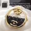 Klassische Vogue Womens Dessinger Brosche Anzug Pin Perlenbrief Broschen berühmte Marke Fashion Crystal Jewelry Kleidung Dekoration Accessoires Geschenk mit Schachtel