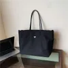 Shops Diseñador de exportación Bolsas Crossbody Crossbody bolso de bolso de nylon con gran capacidad para viajar a la axila de hombro negro puro de trabajo minimalista