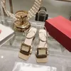 Talons hauts à orteil carré printemps et été, nouvelle boucle à une ligne sandales à talon épais pour les femmes en cuir breveté, simplicité en métal