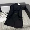 Grundläggande casual klänningar designer helt ny svart trenchrock med kedje midjeväska för tidigt på våren 2023 7ar7