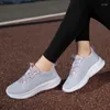 Lässige Schuhe fliegender Stoff atmungsaktiv klassisch Low-Top Mesh Sports Weiche Sohle Anti-Schlupf-Absorptionsstudent Laufen