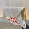 Väskor fashionabla och eleganta väggar handväska högkvalitativ designer väska 2024 varm bankettkedja rem enskild axel aftonklänning handhållen väska