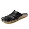 Slippers Casual Leather Men Sandals Summer Fashion Outdoor Beach Shoes Two Two Utilise la non-glissement imperméable de haute qualité