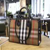 Stylish Luxury Straddle Bag European och American Retro Large Capacity Tote Womens New Checkered Color Coded Pending Handbag Light
