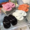 Luksusowe slajdy Paris Designer Mężczyźni Kampy Kapcieczki wełna wełniana futro Furry Furry ciepłe litery Sandały Wygodne rozmyte dziewczyna Flip Flip Flop Slipper 35-45