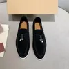 Sapatos casuais mocasines para mulheres 2024 Suraco de camurça panos de couro Designer Charms confortáveis homens tênis