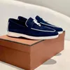 Sapatos casuais mocasines para mulheres 2024 Suraco de camurça panos de couro Designer Charms confortáveis homens tênis