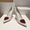 Kledingschoenen voor vrouwen puntige teen kristal super hoge hakken pompen hartvorm ontwerper sexy feest zapatillas mujer