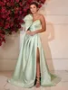 2024GREEN Luxury Satin aftonklänningar Bow Axel Aline Sexiga bollklänningar Dragkedja Backless Sweep Train Formal Beach Party Gala 240401