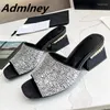 Pantofole 2024 Spring Summer Runway Runway Mule Female One One Sning Cink Chunky Low Low Slipper Pearl Decor Party