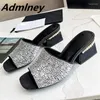 Slippers 2024 Spring Summer Glitter Runway Mule Vrouw Open Toe One Banky Low Heel Slipper Pearl Decor Party