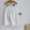 Pantalon pantalon de jambe large 2024 Girls d'été Vêtements pour enfants coréens bébé fleur blanche bord de la taille élastique Striepd Simple lâche