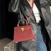 Designer Bag dit najaar is de trendy Bordeaux Red modieus en elegant voor vrouwen.Het is met de hand gehouden met een daad van hading