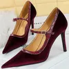 Kledingschoenen vrouwen 10 cm hoge hakken puntige teen ondiepe mode wijn rood fluwelen pompen nestiletto dunne bruiloft Mary Jane Belt -riem