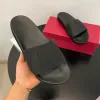 Rozmiar 35-42 z pudełkową gumową designerką śliskową Sandal Luxury gorące klasyczne slajd w osadzony nit letni basen najwyższa jakość butów na plażę czarne muły na zewnątrz płaska dziewczyna