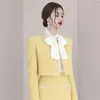 Robes de travail Jaunes dames petits parfums Suit en manteau court printemps 2024 Tempérament de luxe en jupe en deux pièces.