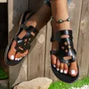 Sandales 2024 Femmes Summer Summer Flat Chaussures pour Outdooor Luxury Designe Fashion Dames