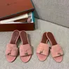 Designer Slippers Sandal Loro Mule 2024 Nouvelles Pianas Summer Casual Chores Suede en cuir Sexy Femles Slides Loafer Charme Sunny Outdoors Place Sliders Gift Taille 35-40 W365