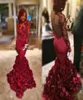 Koyu Kırmızı Gül Deniz Kızı Prom Elbiseleri 2016 Mürettebat Uzun Kollu İllüzyon Geri APPLEE GÜNÜCÜ KARABERLER Çiçek Ruffles Süpürme Tren resmi P7813718