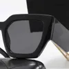 Designer solglasögon för kvinnor klassiska svarta vita kvinnor mode guld dekoration som kör utomhus UV400 strandsolspegel spegel glasögon lämplig för alla ungdomar