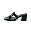 2024 Sandalen Designer Luxus Frauen Sandalen Cowide High Heel Slipper Klassische obere dicke Absatz Sandalen bequeme Form