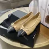 Chaussures de canal de robe de créateur Cowhide ballet chaussures plates mode fashion femens boat chaussures sandales femme en cuir paresseux chaussures de lefu chaussures de haute qualité chaussures d'usine de haute qualité