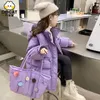 Down Coat 2024 Kinderkinderen Kinderen Outerwear Winterkleding Tiener Tiene jongens meisjes met katoen met katoen met parka-jassen Dikke Warm Lange Jackets W09