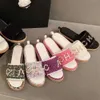 Designers kanalerar sandaler kvinnor tweed läder halm glider sandaler för killägenheter mode strand mule varumärke avslappnad slidplattform kedja gummi mode skor s690