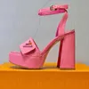 Designer luksusowe sandały Dekoracja klamry różowa patentowa skóra o wysokim obcasie o wysokim obcasie na obcasie platforma obcasy kostki sandał Rzym