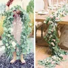 Dekorativa blommor konstgjorda grön eukalyptus lämnar kransgrönande vinstockar som hänger för bröllopsfest bankett trädgård hemvägg dekor