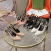 24 designers d'été habille des chaussures pour femmes machs stiletto talons sandaux sandaux mode arc ringestone embelli les fusils de sandale à talons à talons de haut 8 cm